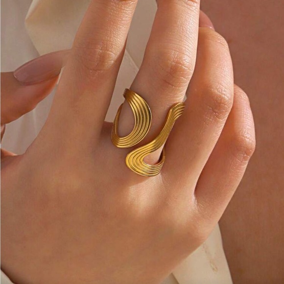 Eclipse Gold Thick Curve Ring - Picture 5 of 6